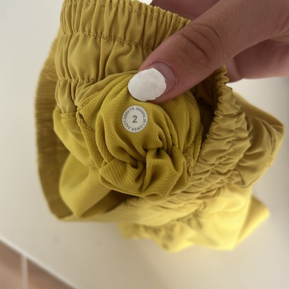 RARE lululemon 2.5 inch hottie hots - Picture 3 of 3